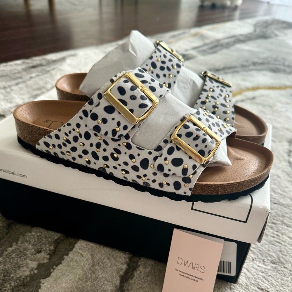 NWT DWARS White/black Leather Sandals with Gold dots